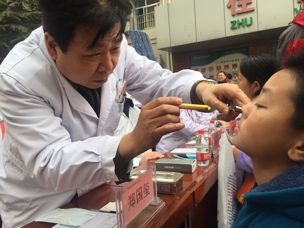 郑国玺教授给患者检查.jpg 郑国玺教授给患者检查.jpg