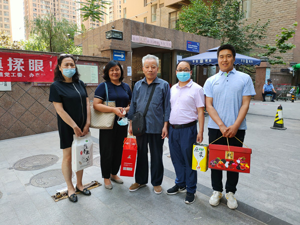 慰问方萍家属 (1)_副本.jpg