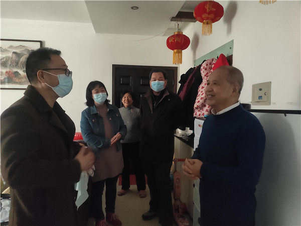 看望离退休老员工2.jpg