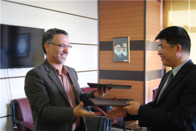 图2.王栋副教授交换合作协议.jpg 图2.王栋副教授交换合作协议.jpg