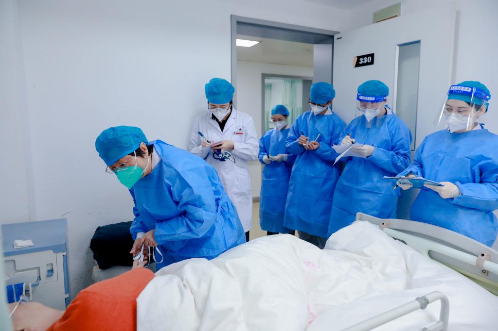 和平教授带组查房.jpg