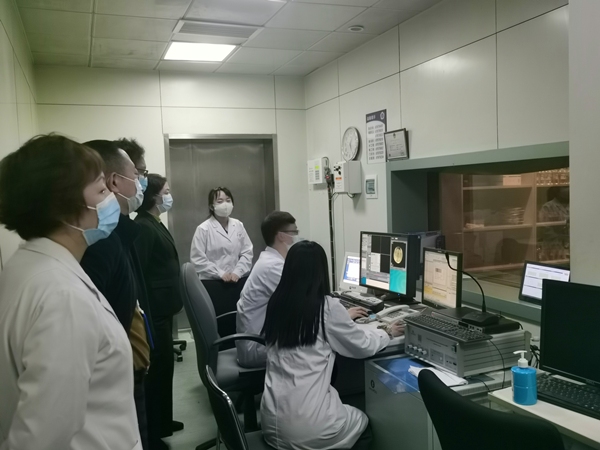 专家组参观磁共振室_副本.png