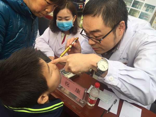 祝康医生给患者检查.jpg 祝康医生给患者检查.jpg