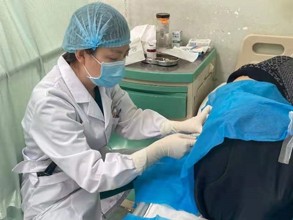 2、在老师的指导下床旁操作_副本.jpg 2、在老师的指导下床旁操作_副本.jpg