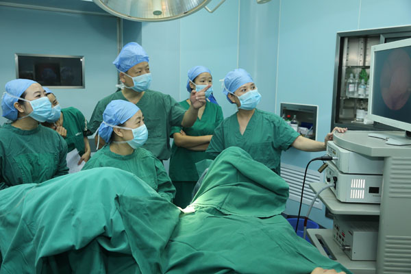 谢秀英教授使用所捐赠腔镜系统成功为两例病人做了两例宫腔镜检查手术.jpg 谢秀英教授使用所捐赠腔镜系统成功为两例病人做了两例宫腔镜检查手术.jpg