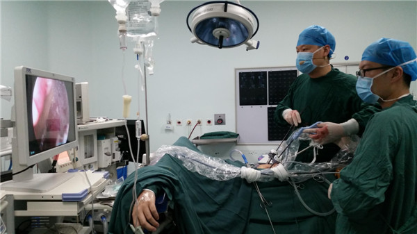 12.李洪亮副教授表演腹腔镜下肾盂成形术.jpg