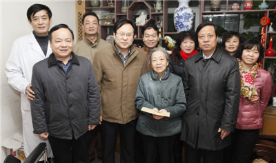 图片4 院党政领导慰问离休干部遗孀杨国光老师.jpg