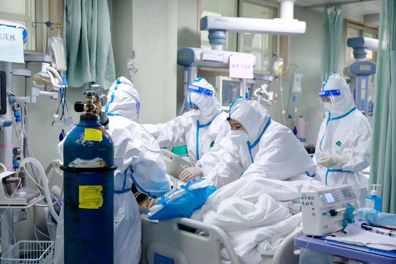 图6 （两张）李永莉、唐楠在西二楼重症护理使用呼吸机患者 (2)jpg