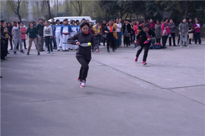羽毛球拍托乒乓球接力2.JPG 羽毛球拍托乒乓球接力2.JPG