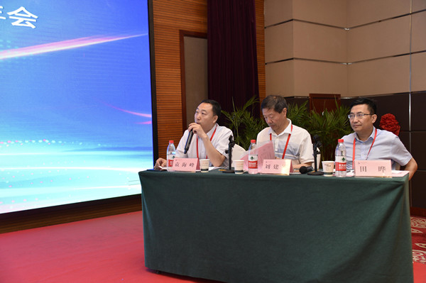 图3、袁海峰教授、田晔教授和刘建军教授主持会议_副本.jpg