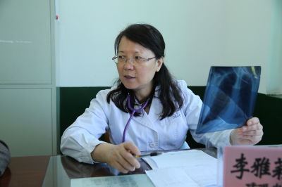 呼吸内科李雅莉教授为教师义诊.jpg