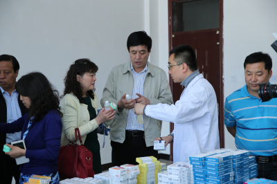 校院工会领导查看发药现场.jpg