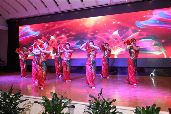照片2：别开生面的开场迎宾舞蹈《开门红》.JPG