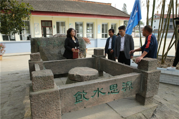 2.参观饮水思源纪念.JPG