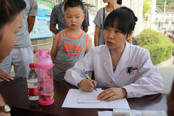 郑焱教授为当地群众义诊.jpg 郑焱教授为当地群众义诊.jpg