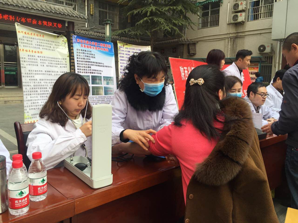 吴彩芹护士长和孙瑜护士给患者查体.jpg 吴彩芹护士长和孙瑜护士给患者查体.jpg