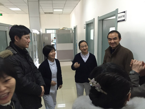 参观激光中心.jpg 参观激光中心.jpg