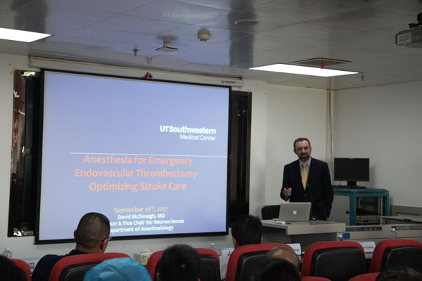 图5. David McDonagh教授带来“急性脑卒中介入治疗的麻醉”学术报告.jpg