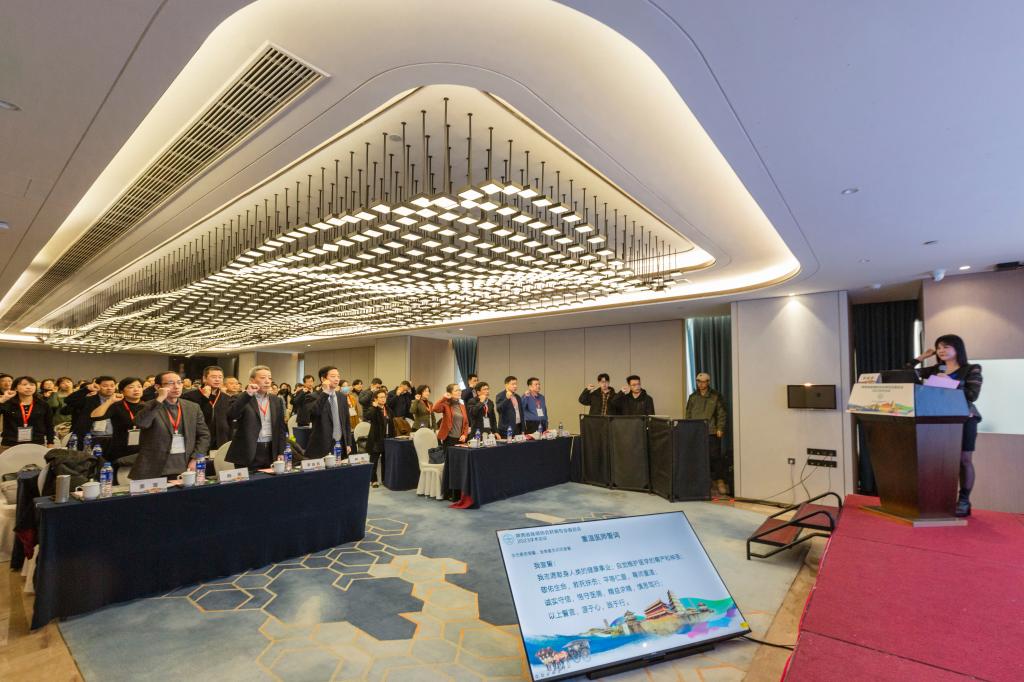 郭晓燕主委带领全体委员重温医师誓词.jpg 郭晓燕主委带领全体委员重温医师誓词.jpg