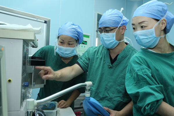 雷晓鸣副教授察看中医院麻醉设备.jpg 雷晓鸣副教授察看中医院麻醉设备.jpg