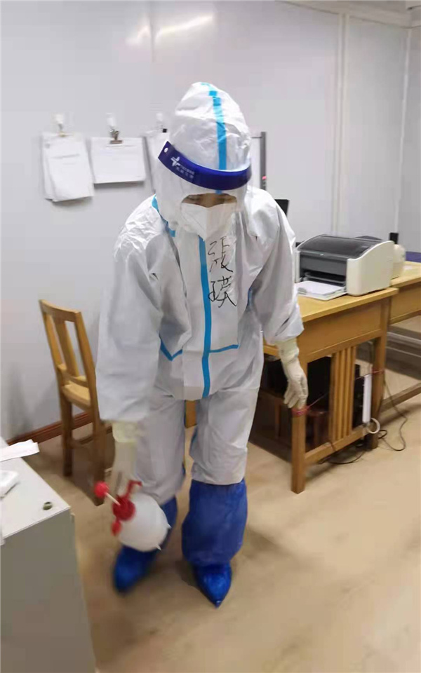 骨三科张瑛护士进行环境消杀.jpg