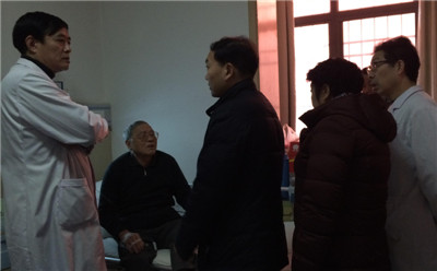 图片6 慰问老教授秦兆寅老师.jpg