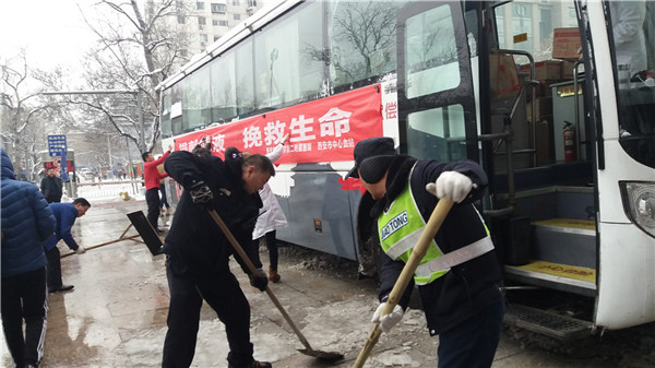 物业办公室彻底清理车门口的积雪.jpg