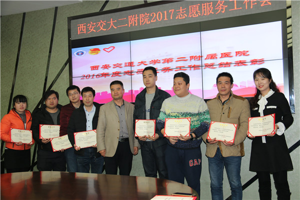晁玥主任为优秀志愿者颁奖.jpg