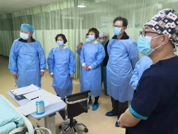 专家组参观PICU_副本.jpg