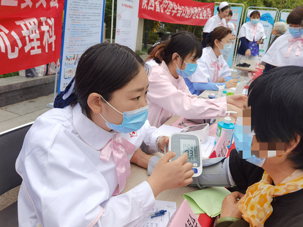 2公园义诊_副本.jpg 2公园义诊_副本.jpg