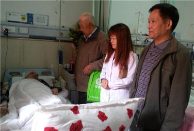 图片10 慰问感染管理科丁馨老师.jpg