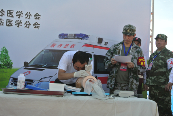 队员徐心担任专家评委进行打分.jpg 队员徐心担任专家评委进行打分.jpg