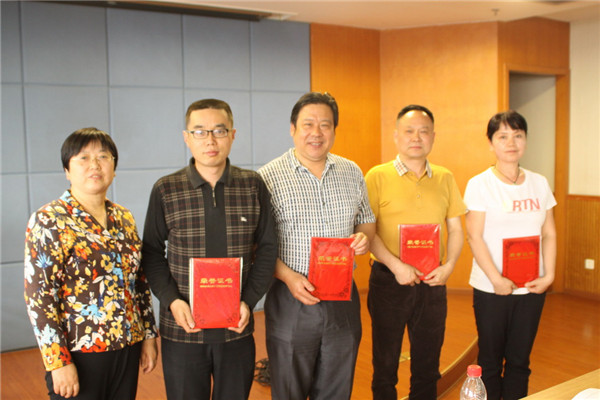 张潍领奖.jpg 张潍领奖.jpg