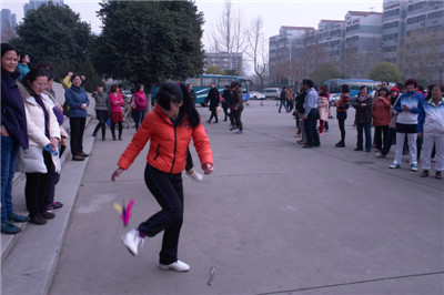 踢毽子1.JPG 踢毽子1.JPG