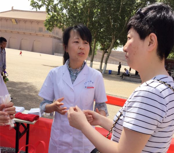 吴春艳医生义诊_副本.jpg