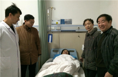 图片12 慰问皮肤科忽秀娥老师.jpg