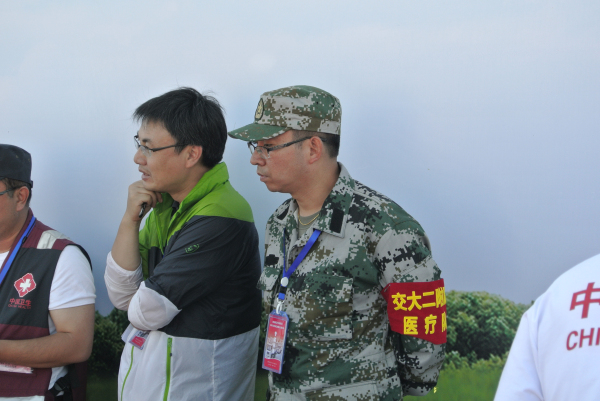 队员刘昕担任专家评委进行打分.jpg 队员刘昕担任专家评委进行打分.jpg