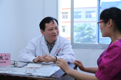 肿瘤科薛兴欢教授为当地教师义诊.jpg