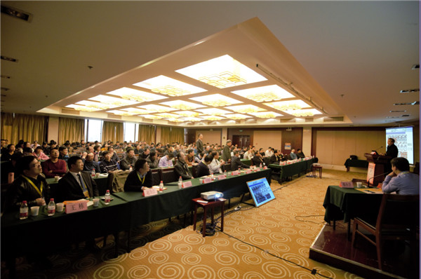 1脊柱专科学者聚精会神听讲座,踊跃提问.jpg 1脊柱专科学者聚精会神听讲座,踊跃提问.jpg