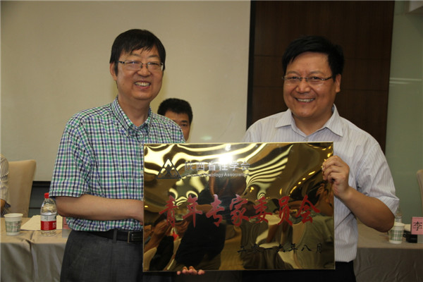 王明旭会长(左)向李牧授牌.jpg 王明旭会长(左)向李牧授牌.jpg