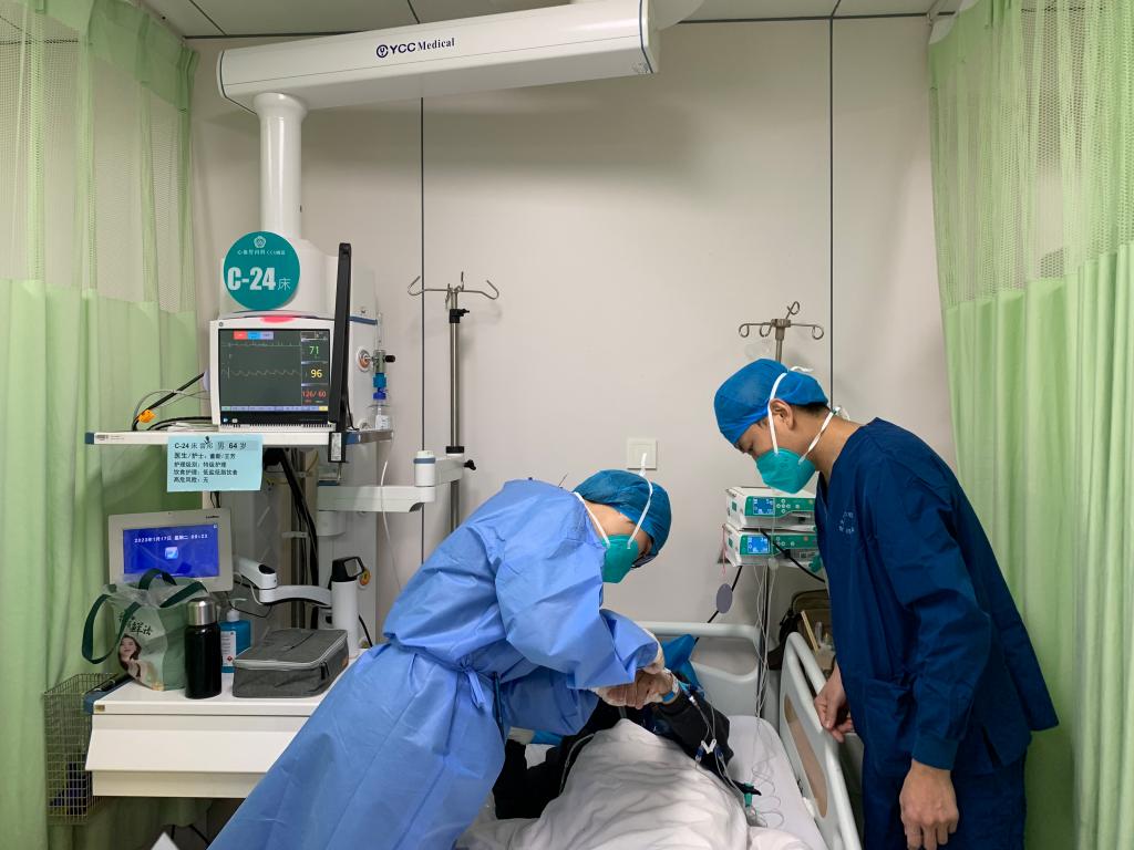 图8 护师邱秦熙、徐凯为患者做术前准备JPG