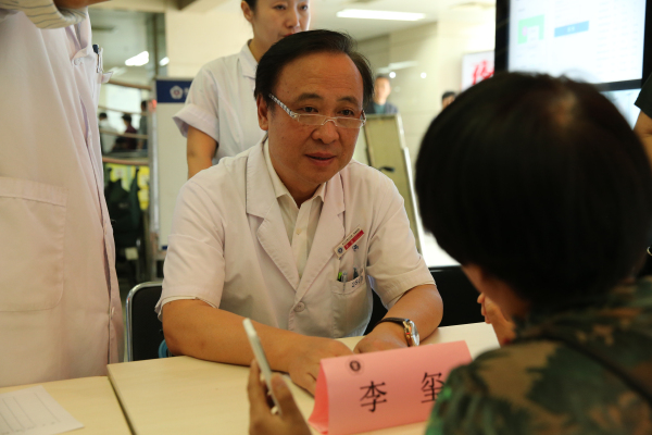 李玺主任医师为群众义诊.jpg