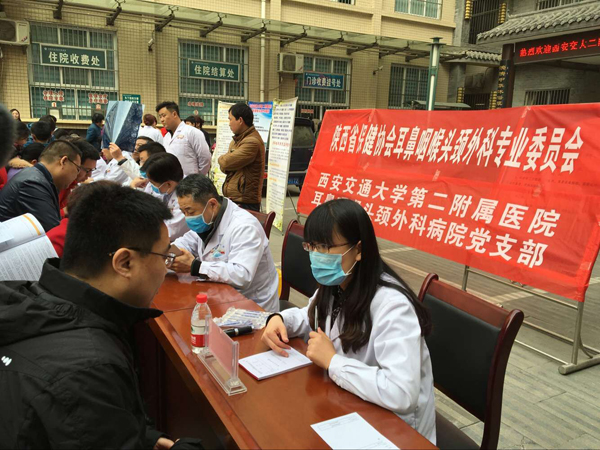 侯瑾医生在为患者解释病情.jpg 侯瑾医生在为患者解释病情.jpg