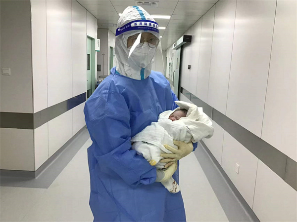 争分夺秒 大明宫“黄码医院”救治一紧急临产孕妇2.jpg
