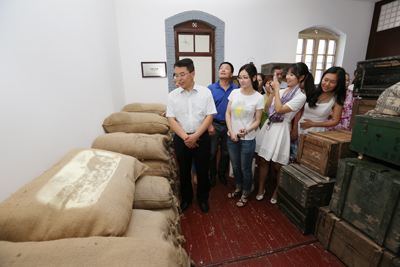 C:\Documents and Settings\Administrator\桌面\七一八办宣誓\AK7R1662.JPG