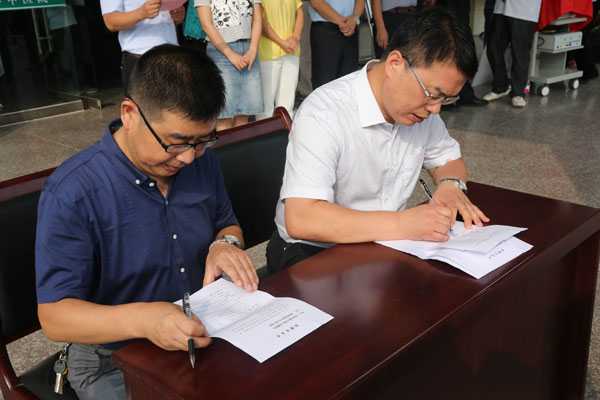 巩守平书记与平利中医院汪院长在捐赠协议上签字.jpg 巩守平书记与平利中医院汪院长在捐赠协议上签字.jpg