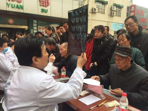 郑国玺支部书记审阅检查片.jpg 郑国玺支部书记审阅检查片.jpg