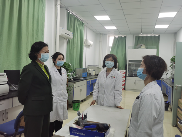 专家组参观血药浓度室_副本.png