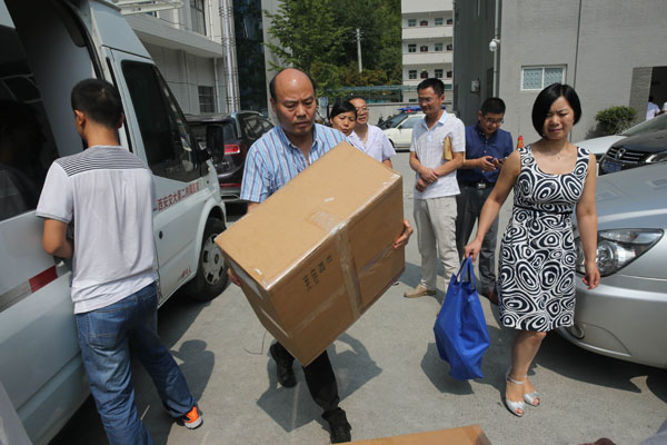 刘梦春搬卸设备.jpg 刘梦春搬卸设备.jpg