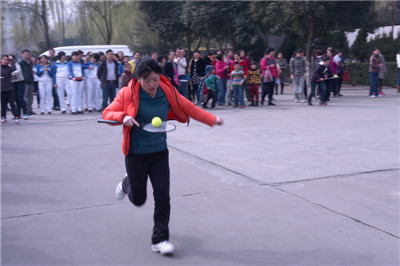 羽毛球拍托乒乓球接力.JPG 羽毛球拍托乒乓球接力.JPG